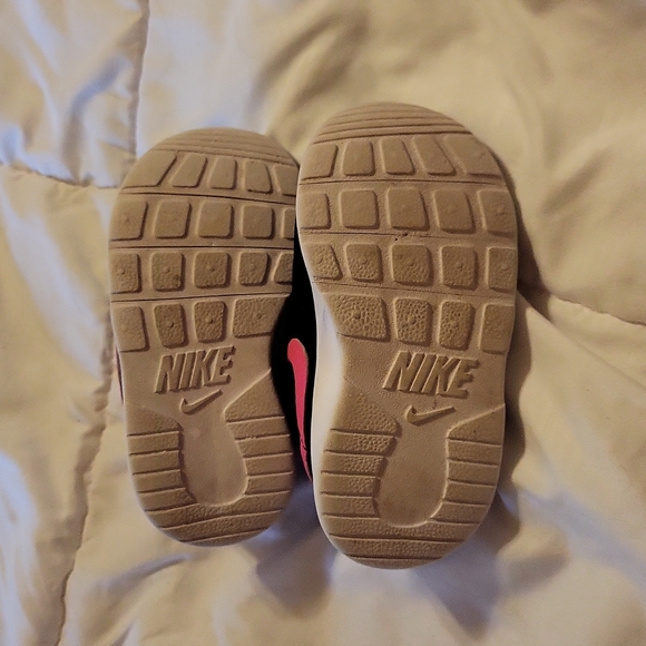 Toddler pink Nikes 5c - Picture 2 of 5